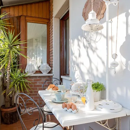 In Dei Marmi Near The Villa