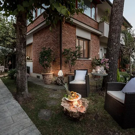 In Dei Marmi Near The Villa
